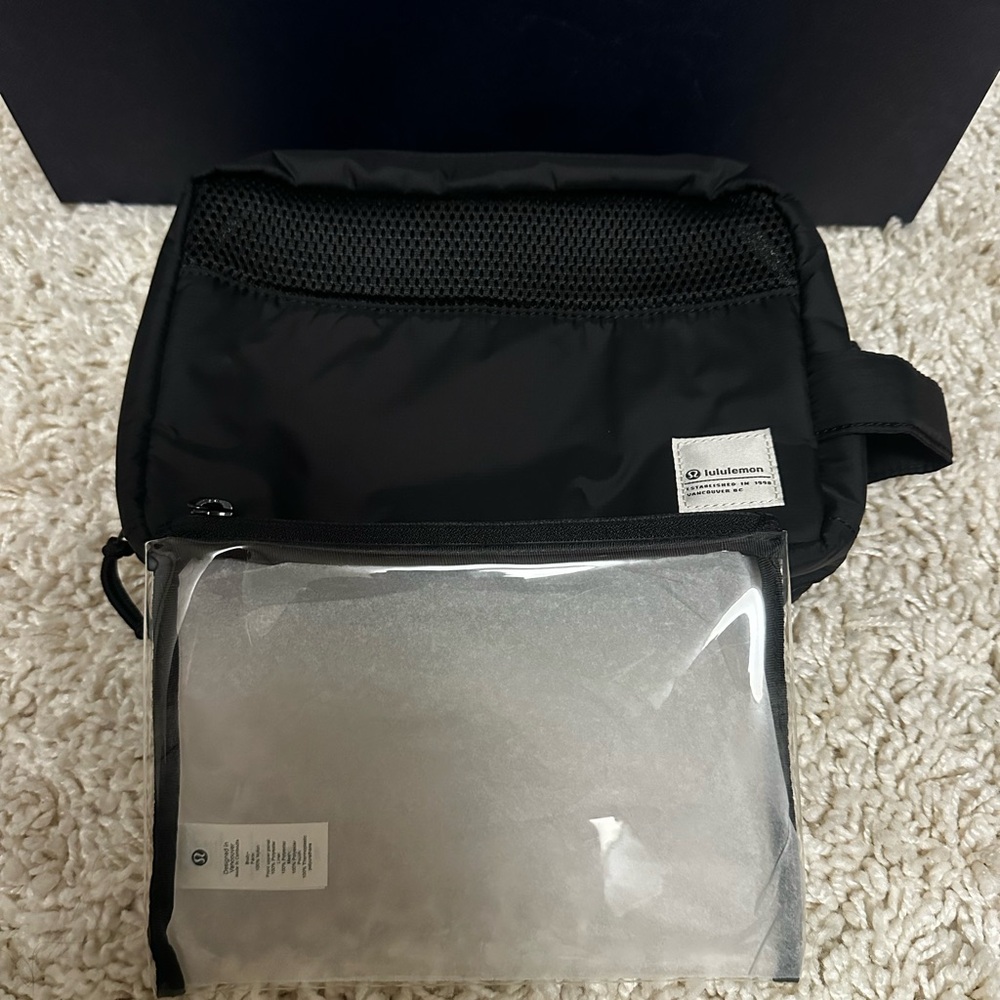 Lululemon Patch Logo Travel Kit - Picture 3 of 6